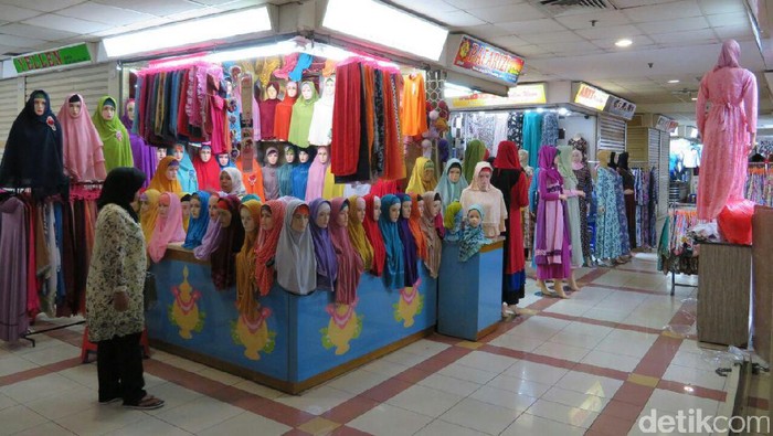 Buka Setengah Hari, Omzet Pedagang Pasar Tanah Abang Anjlok 50%