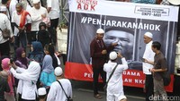 Beberapa peserta aksi memanfaatkan spanduk Ahok untuk selfie.