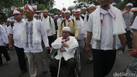 Massa aksi 2 Desember merapatkan barisan. Bahkan ada yang menggunakan kursi roda. Agung Pambudhy/detikFoto.