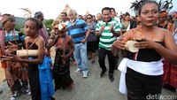 Fary Francis dan Xanana masuk ke lapangan sepak bola dengan di iringi tarian adat Belu.
