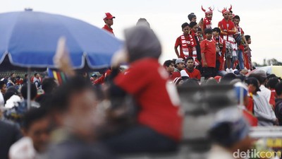 Stadion Pakansari Mulai Memerah.