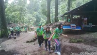Para peserta melewati warung dan rumah warga. Beberapa warga menyambut para pelari dengan pisang rebus, ubi, dan kacang rebus (Ardian/detikTravel)