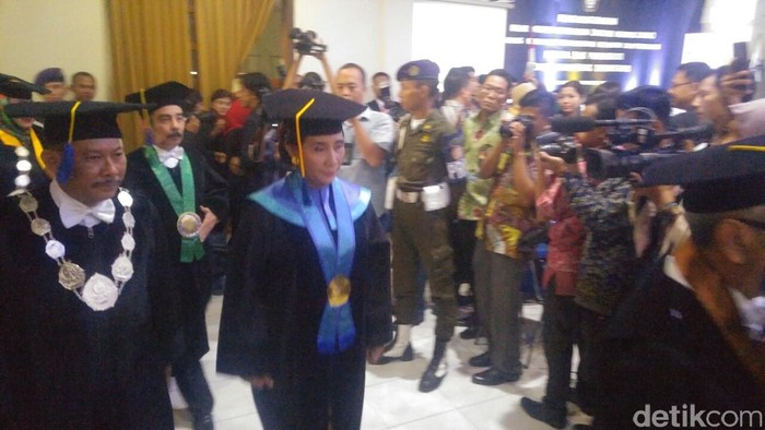 Tangis Haru Menteri Susi Saat Terima Gelar Doktor Honoris Causa