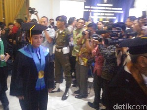 Tangis Haru Menteri Susi Saat Terima Gelar Doktor Honoris Causa