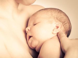 Kurang Asupan ASI Bisa Picu Demam pada Bayi Baru Lahir?