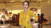 Jessica juga memadukan kebaya yang dikenakannya dengan alas kaki berwarna emas. Foto: Noel/detikhot