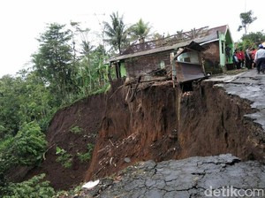 Dua Rumah di Blitar Longsor dan Tujuh Rumah Masuk Zona Berbahaya
