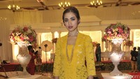 Perhiasan-perhiasan mewah turut mempercantik penampilannya kala itu. Foto: Noel/detikhot