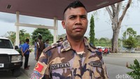  Polisi Timor Leste juga terlihat berjaga-jaga dipintu masuk.