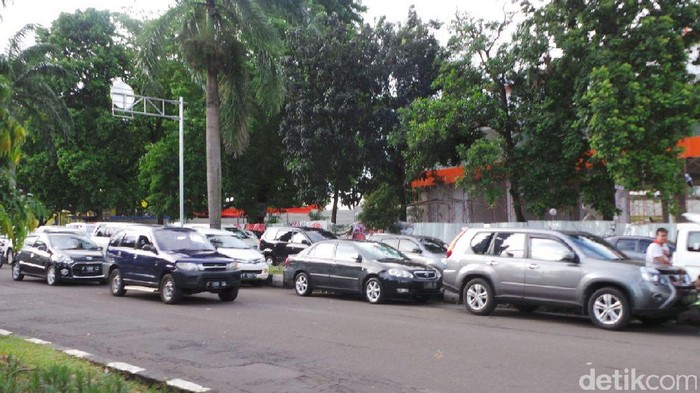 Mobil parkir di jalanan di sekitar Stadion Pakansari