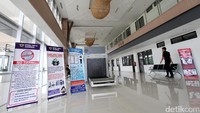  Ini gedung utama pintu masuk untuk pemeriksaan orang dan barang bawaannya.