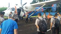 Penumpang dan kru berdoa bersama sebelum terbang,