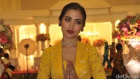 Jessica Iskandar anggun mengenakan kebaya berwarna kuning. Foto: Noel/detikhot