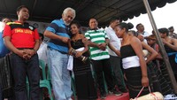 Xanana Gusmao didampingi menteri Olah Raga Timor Teste, Leo Hornae saat menghadiri pertandingan persahabatn antara Bintang Timur melawan SLB Laolara
