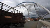 Berjarak sekitar 500 meter, ada sebuah jembatan dengan gapura yang lebih besar menyambut kita dengan ucapan selamat datang.