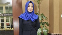Titi tampil cantik mengenakan jilbab biru terang yang dipadukan dengan busana berwarna biru donker. Foto: Noel/detikhot