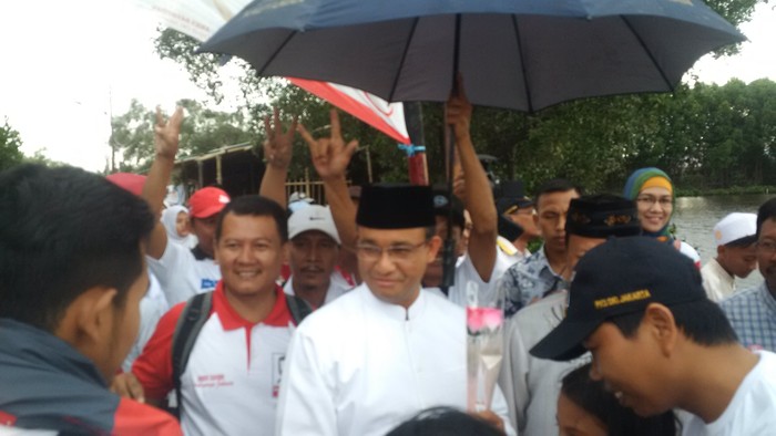 Nelayan Mengeluhkan Pencemaran Pesisir Jakarta, Ini Janji Anies