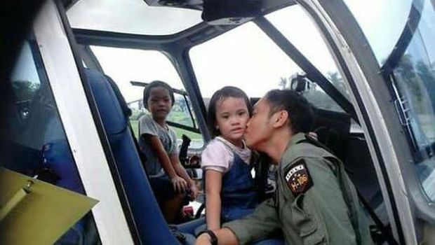 Foto polisi mencium putri kesayangannya.