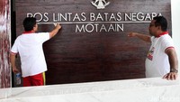 Fary Francis bersama Bupati juga melihat ruangan Pos Lintas Batas Negara Monta ain.