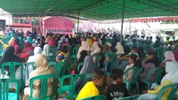 Masyarakat sangat antusias untuk menyambut acara adat Tumpe.  Mereka datang memenuhi kursi untuk menyaksikan ritual yang sudah dilakukan sejak jaman nenek moyang mereka (Bonauli/detikTravel)