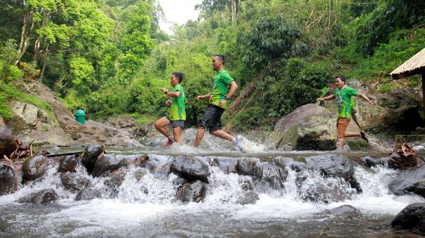 Para peserta menyeberangi sungai (Ardian/detikTravel)