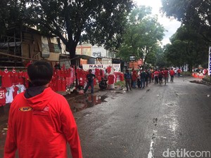 Stadion Pakansari Sudah Ramai Suporter, Juga Pedagang