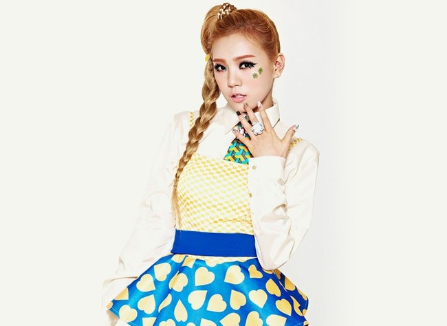 Personal After School ini menderita depresi karena pemberitaan media. Ia mengaku stres ketika mendengar berita yang menyebutnya bukanlah anggota Running Man namun hanya seorang tamu. Itu terjadi di awal Running Man tayang dan kini Lizzy tidak berpartisipasi lagi di variety show itu. Foto: Orange Caramel