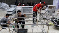 Pekerja menyelesaikan pembuatan Produksi mebel rumah sakit dan alat kesehatan di Pabrik Nuritek, Canjur, Jawa Barat.