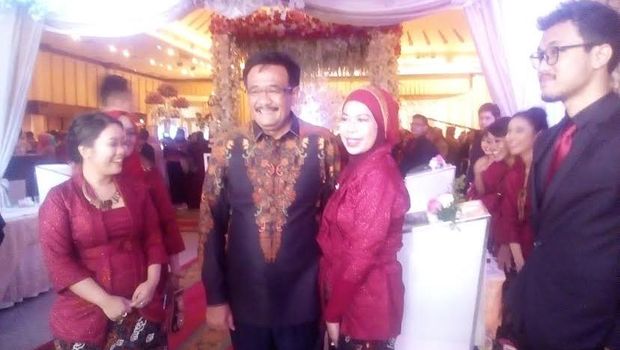 Djarot berfoto bersama tamu dan keluarga mempelai.