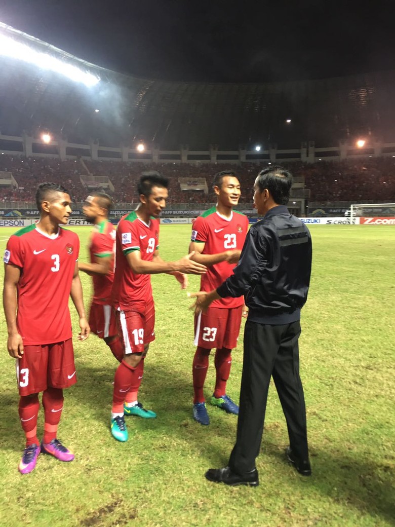 Jokowi Langsung Salami Pemain Timnas Indonesia usai Pertandingan Vs Vietnam Jokowi Langsung Salami Pemain Timnas Indonesia usai Pertandingan Vs Vietnam