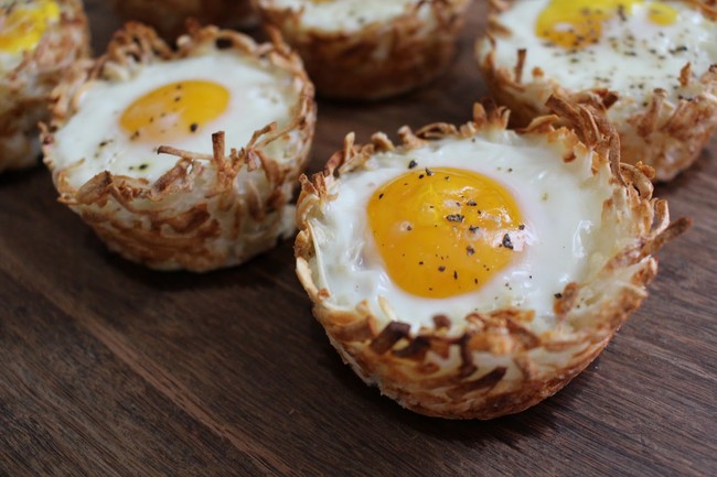 Dengan Tiga Bahan Ini, Anda Bisa Bikin Baked Egg dalam Hash Brown untuk Sarapan