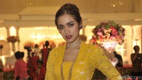 Dengan make up dan busana yang cukup meriah, Jessica memilih menata rambutnya lebih sederhana. Foto: Noel/detikhot