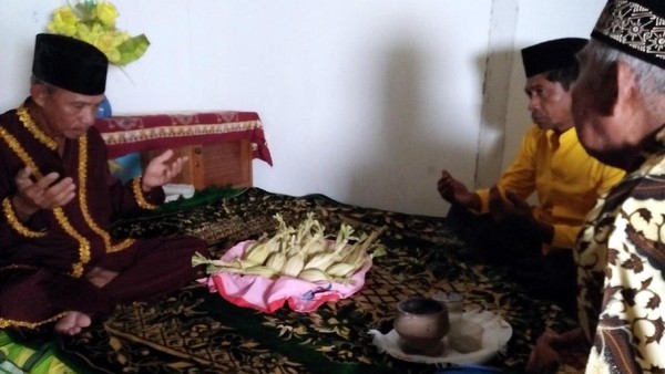 Prosesi Ritual Adat Telur Pertama Burung Maleo di Banggai