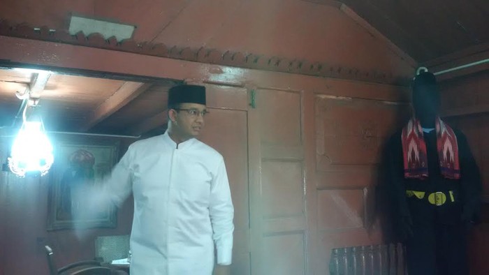 Blusukan ke Rumah Si Pitung, Anies Janji Transportasi Gratis ke Objek Wisata