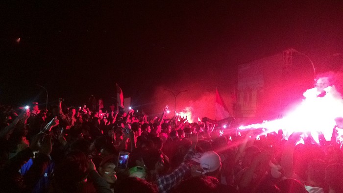 Pesta Flare Ramaikan Perayaan Kemenangan Indonesia 2-1 atas Vietnam