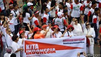 Relawan ibu hebat membentangkan spanduk kita Indonesia.