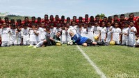 Pertandingan persahabatan tersebut dalam rangka pembukaan sekolah sepak bola Bintang Timur.