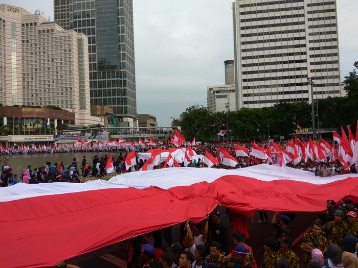 Sempat Gerimis, Semarak Parade Kebhinekaan Merahkan Bundaran HI