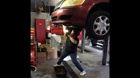 Muak dengan cara kerja mekanik yang mengambil keuntungan saat ia menyervis mobilnya, Patrice Bank memutuskan untuk mengambil kursus dan menjadi mekanik yang tersertifikasi. Kemudian ia memiliki ide untuk memulai bengkel reparasi dan menyediakan workshop gratis agar para wanita teredukasi dan bisa membetulkan mobilnya sendiri.Foto: Motor1