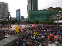 Atribut Partai Hiasi Parade Bhinneka Tunggal Ika di CFD