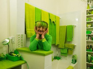 Go Green, Nenek Ini Nyentrik dengan Rambut dan Kuku Hijau Selama 20 Tahun