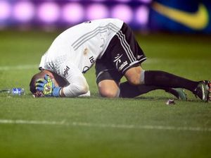Sebuah Pertandingan di Ligue 1 Prancis Dihentikan Setelah Kiper Kena Petasan