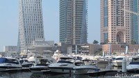 Dubai Marina ini dulunya gurun pasir. Lalu hanya butuh dua tahun akhirnya jadi marina. Air dari sini berasal dari Teluk Arab (Afif/detikTravel)