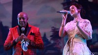 Berduet dengan Peabo Bryson, keduanya menyanyikan lagu A Whole New World dan Beauty and the Beast.