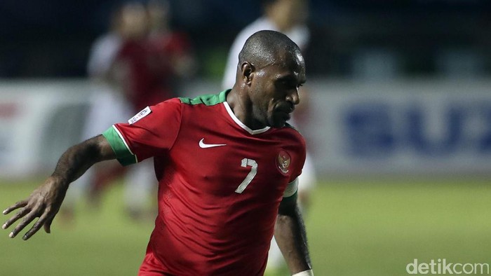 Kapten tim nasional Indonesia Boaz Solossa di laga semifinal leg I Piala AFF 2016 melawan Vietnam di Stadion Pakansari, Cibinong, Sabtu (3/12/2016).