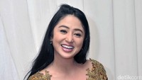 Dewi Persik nampak tersenyum lebar. Noel/detikHOT.