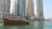 Pembuat Dubai Marina adalah Emaar Properties dan didesain oleh HOK Canada. Tempat ini juga jadi destinasi wisata dan turis dapat beraktivitas dengan naik boat atau yacht  (Afif/detikTravel)