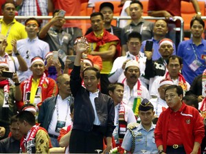Kembali Viral, Pedagang Jual Lagi Jaket Jokowi Hingga Buka Jasa Penitipan Beli
