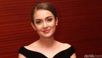 Rianti Cartwright Tampil Mempesona di Premier Bulan Terbelah di Langit Amerika 2