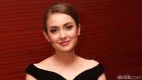 Dalam film ini, ia berperan sebagai Azima Hussein. Gus Mun/detikHot.